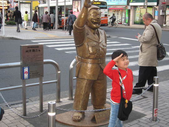 ＪＲ常磐線亀有駅北口の名物キャラクター像