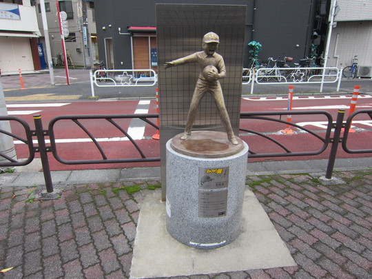 京成立石駅から葛飾区役所へ向かう途上に設置されたアニメ「キャプテン翼」に登場するGKのキャラクター像