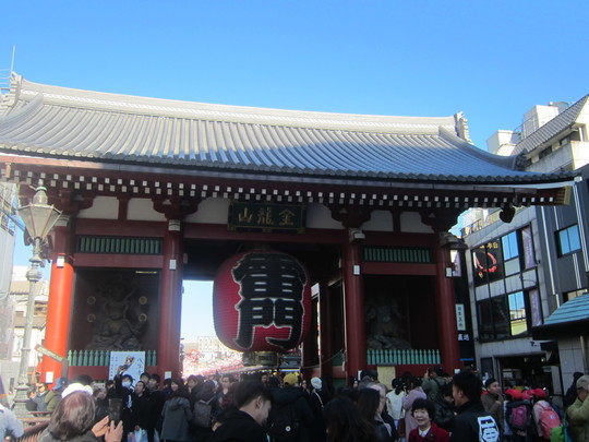 来日外国人客で連日賑わいをみせる観光名所「浅草雷門」